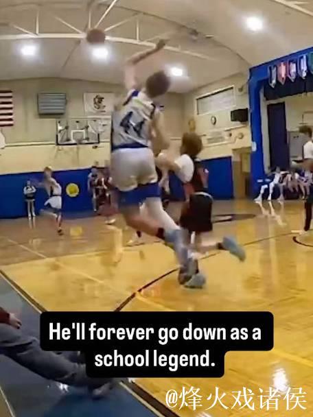 大力出奇迹!美国初中生后场完成极限绝杀,这球可以吹一辈子! 大力出奇迹!美国初中生后场完成极限绝杀,这球可以吹一辈子!